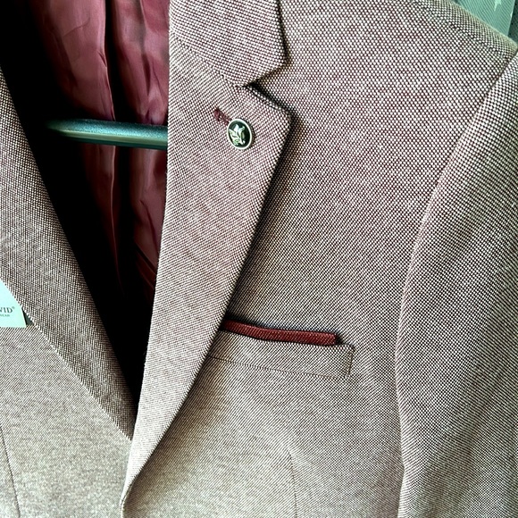 Burgundy sports jacket - Picture 2 of 4